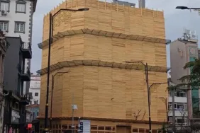 Trabzon’da-binaya-yapılan-ahşap-kaplama-gündem-oldu