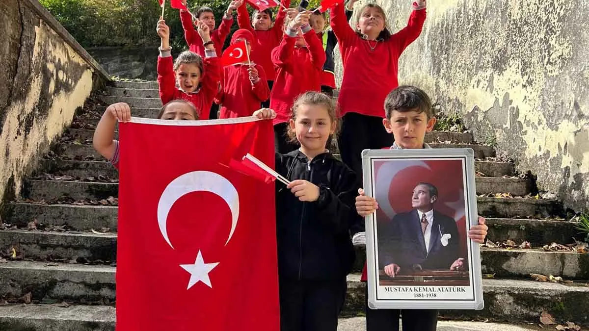 Trabzon'da-öğrenciler-yeni-döneme-Türk-bayrakları-ile-başladı