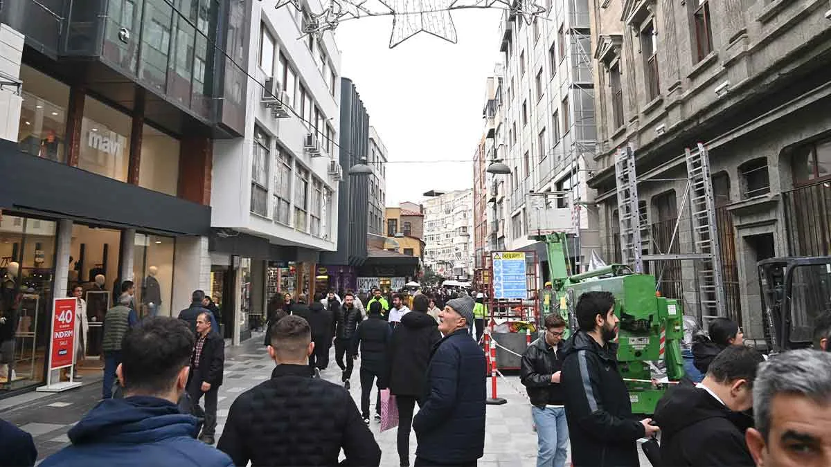 Uzun-Sokak'ta-cephe-sağlıklaştırma-çalışmaları-sürüyor