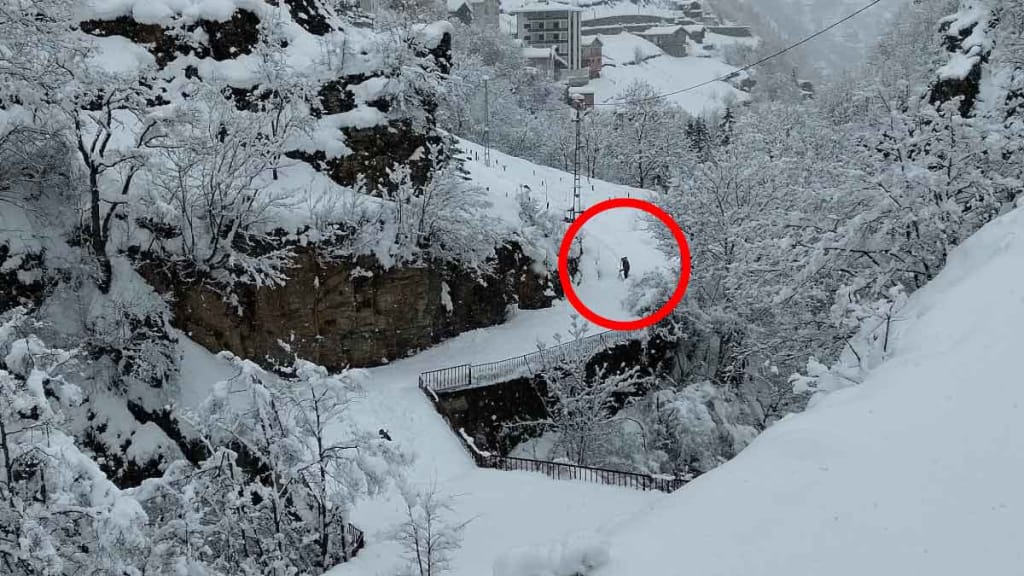 Trabzon’da namaza gitmeye çalışan vatandaşlar küreklerle kar küredi 7 trabzon cuma namazi karli yolu acma