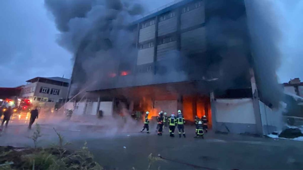 Trabzon’da fındık fabrikası alev topuna döndü! 1 Trabzonda findik fabrikasi alev topuna dondu1