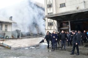 Vali Tahir Şahin yangın çıkan fabrikada incelemelerde bulundu 24 Vali-Tahir-Şahin-yangın-çıkan-fabrikada-incelemelerde-bulundu