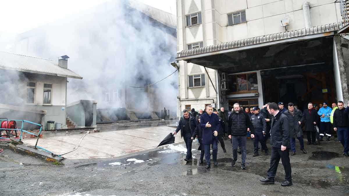 Vali-Tahir-Şahin-yangın-çıkan-fabrikada-incelemelerde-bulundu