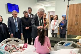 trabzonlu-baskandan-minik-hastalara-moral-ziyareti