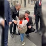 Trabzon’da küçük çocuk başkana el öptürüp harçlık aldı 34 trabzonlu-minik-baskana-el-opturdu