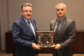 Başkan-Bıyık-Başkan-Genç'e-teşekkür-plaketi-verdi