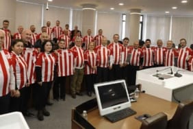 Başkan-Ekim-meclis-üyelerine-Sebat-forması-hediye-etti