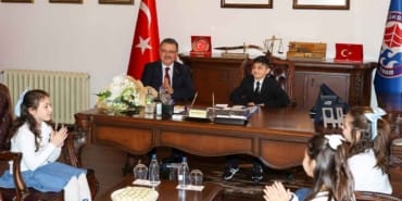 Başkan-Genç-koltuğunu-minik-Hamza'ya-devretti