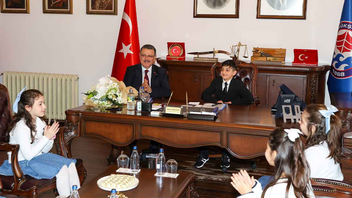 Başkan-Genç-koltuğunu-minik-Hamza'ya-devretti