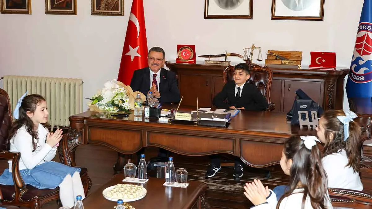 Başkan-Genç-koltuğunu-minik-Hamza'ya-devretti