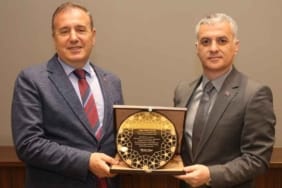 Başkan-bıyık'tan-plaket