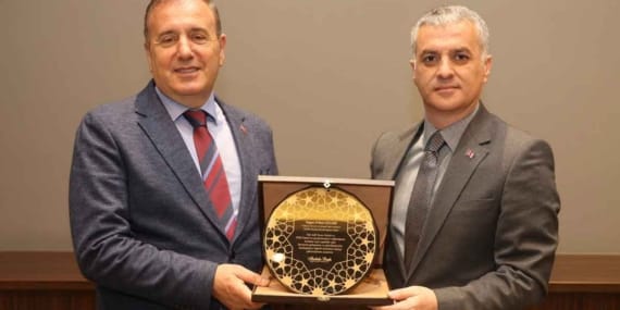 Başkan-bıyık'tan-plaket