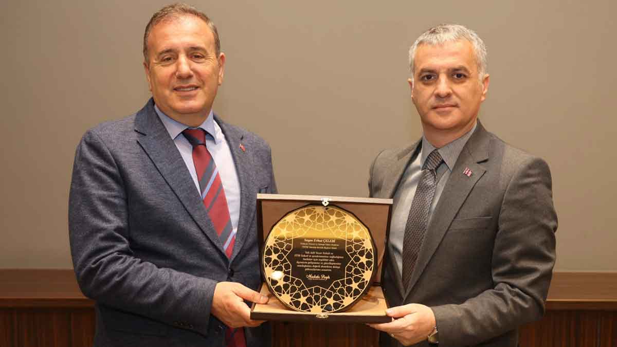 Başkan-bıyık'tan-plaket