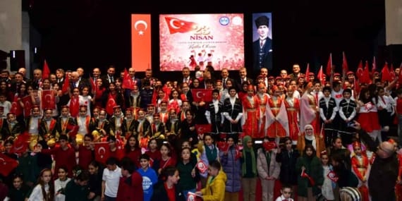 Trabzon'da-23-Nisan-coşkuyla-kutlandı