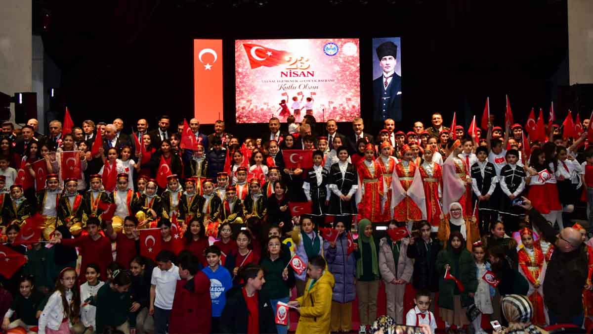 Trabzon'da-23-Nisan-coşkuyla-kutlandı