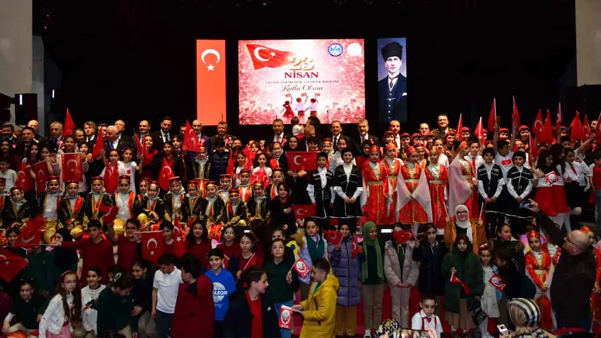 Trabzon'da-23-Nisan-coşkuyla-kutlandı