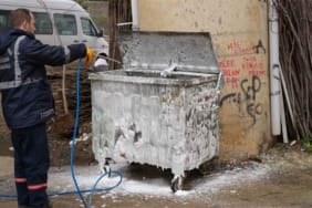 Trabzon'da-çöp-kutuları-köpüklü-suyla-yıkandı