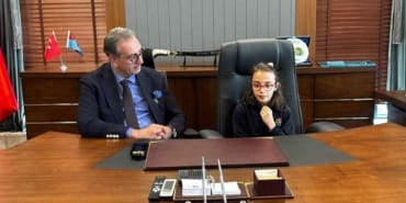 başkanlık-koltuğunu-devretti