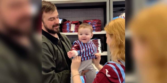 trabzonsporlu-minik-taraftarin-forma-sevinci