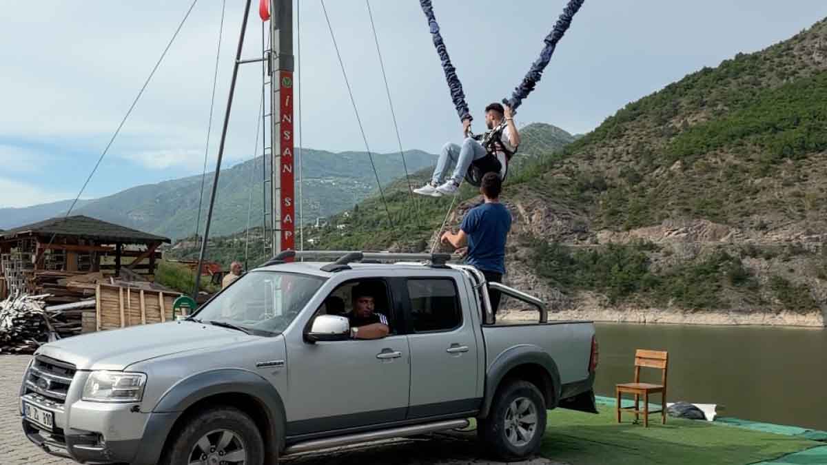 Karadeniz’de gençler arkadaşlarını arabaya bağlayıp metrelerce yükseğe fırlattı 3 arabaya-baglayip-metrelerce-havaya-ucurdular