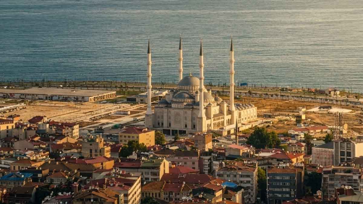 Trabzon’un dev camisinde tepki çeken görüntü 3 trabzon-cami-haberi