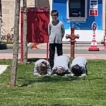 trabzon-minikler-cimende-namaz