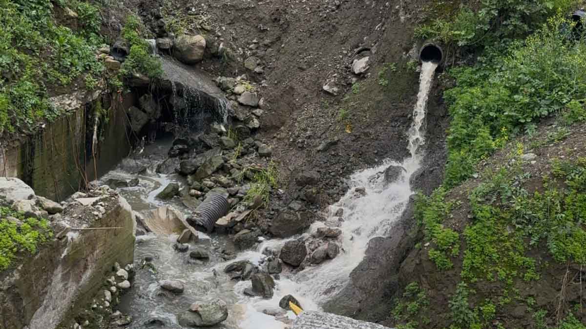 Trabzon’da mahallenin ortasında akan kanalizasyon isyan ettirdi 2 trabzon-ortahisar-kanalizasyon-tepkisi