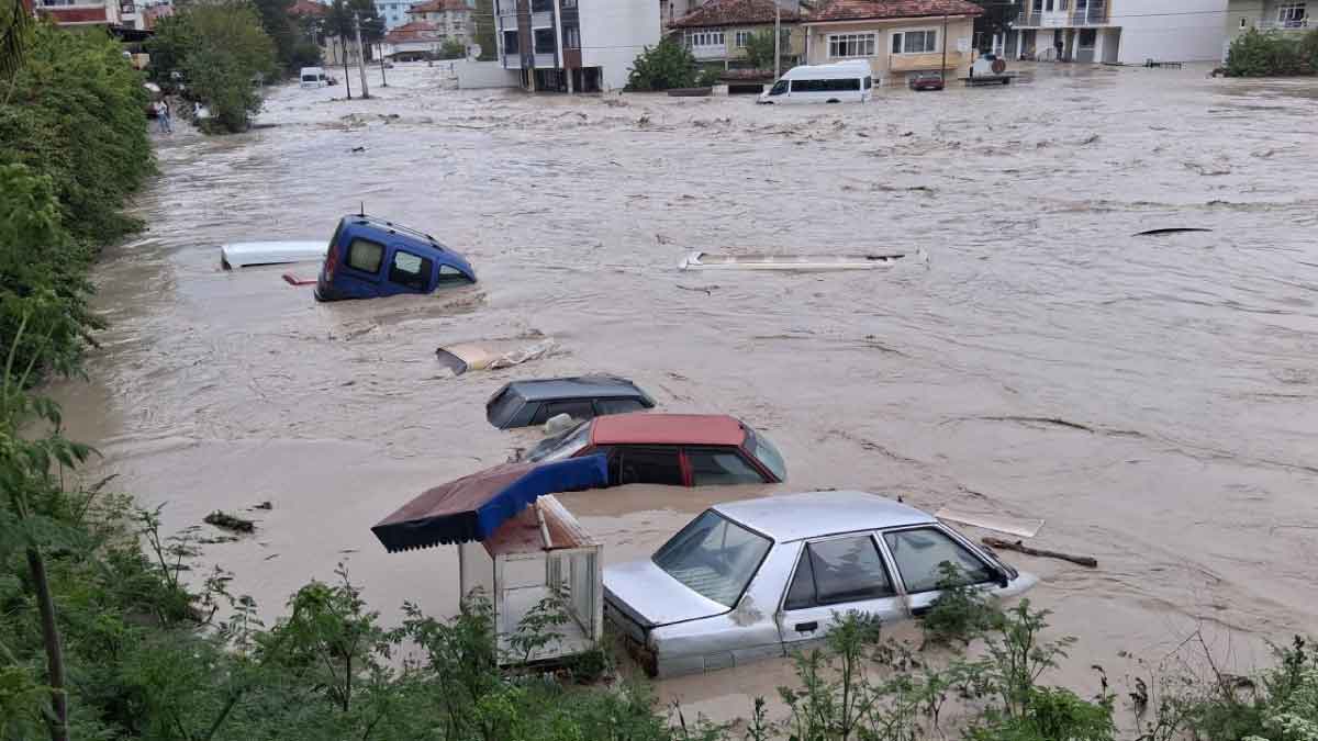 Samsun’u vuran heyelanda Trabzon ekipleri yardıma koştu 20 trabzondan-havzaya-yardim-eli