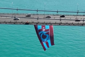 Dev Trabzonspor bayrağı İstanbul Boğazı’na asıldı 1 trabzonspor-istanbul-bogazi-bayrak