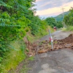 Trabzon’da arazisinden yol geçen vatandaş, yolu tel çekip kapattı 1 arazisinden-gecen-yolu-kapatti