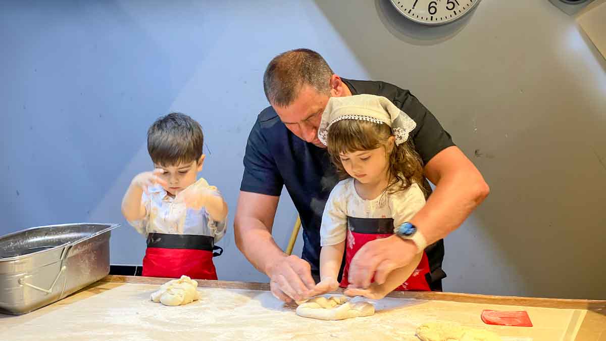 Azerbaycanlı minik Sehra Trabzon pidesi yaptı 5 azerbaycanli-sehra-trabzon-pidesi-yapti