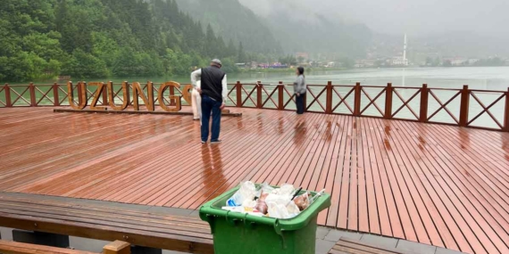 Trabzon'un turizm merkezlerinden Uzungöl’de yakışmayan görüntü 7 uzungolde-caykara-belediyesine-tepki