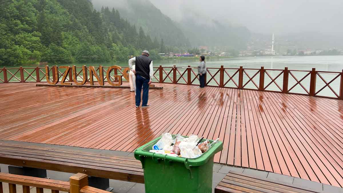 Trabzon'un turizm merkezlerinden Uzungöl’de yakışmayan görüntü 2 uzungolde-caykara-belediyesine-tepki